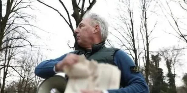 Avrupa'da İslam düşmanlığı: bu alçak provokasyon bu sefer Hollanda'da! Polislerin gözü önünde Kur'an-ı Kerim'i yaktı