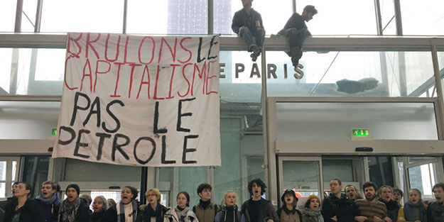 Avrupa'da 'Kara Cuma' tepkisi! Protestocular ortalığı birbirine kattı