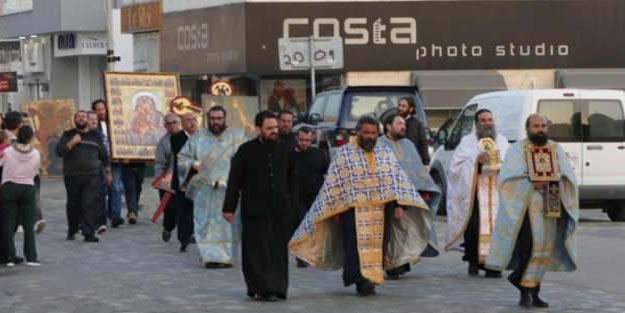 Avrupa'da papazlar sokaklara indi! Sokakları kutsadılar