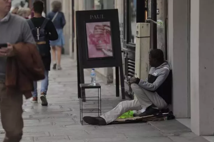 Avrupa'da sokaklar evsizlerle dolu! Paris'in yeni manzarası oldular