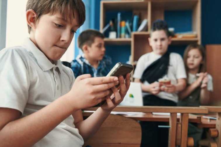 Avrupa'daki okullarda telefon yasakları hızla yayılıyor