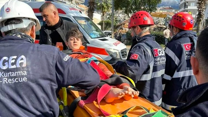 Avrupa'dan deprem bölgesine gelen ekipler arama kurtarma çalışmalarını sürdürüyor