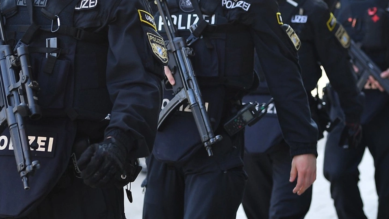 Avrupa'nın gerçek yüzü: Müslüman çocuğu öldüren polisler beraat etti!