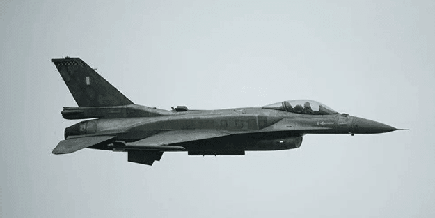 Avrupa'nın göbeğinde dehşet anları! F-16 savaş uçağı binaya çarptı