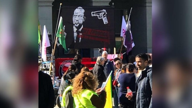 Avrupa'nın göbeğinde rezil pankart!