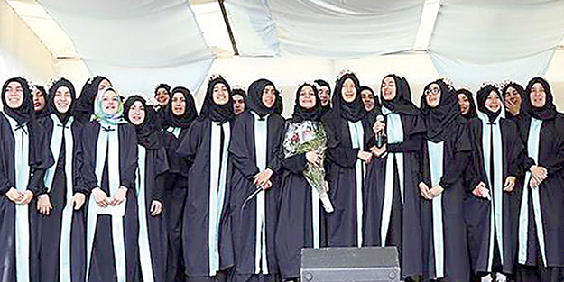 Avrupa’nın ilk imam hatip okulunda mezuniyet coşkusu