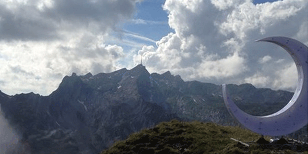 Avrupa'nın zirvesine dev bir hilal yerleştirildi