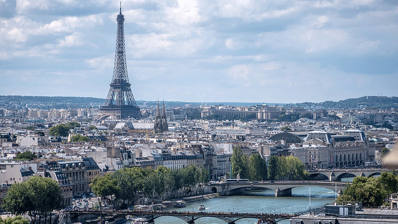 Paris'te ücretsiz yemek izdihamı