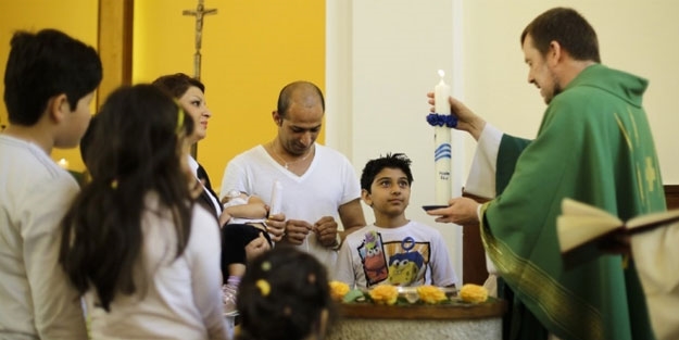 Avrupa'ya giden sığınmacılar din değiştiriyor!