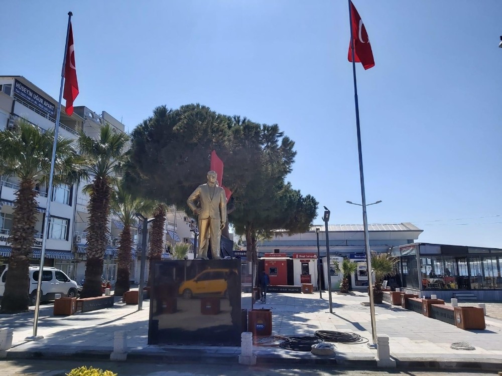 Avşa’da Atatürk Heykeli yeni yerine taşındı 