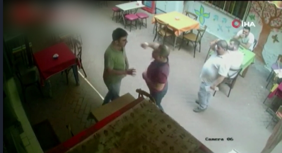 Avukat alanı ringe çevirdi! Müvekkilini böyle dövdü