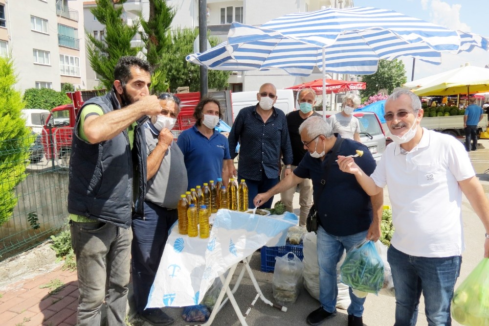 Avukat pazarda enginar pişirip halka ikram etti 