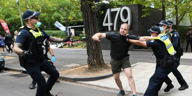 Avustralya’da aşı karşıtları sokaklara döküldü