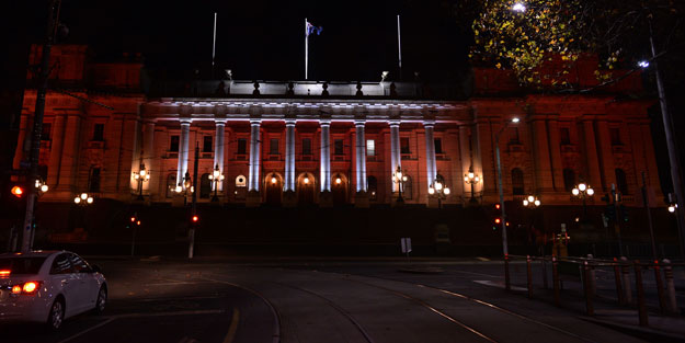 Avustralya'da binalar kırmızı-beyaz