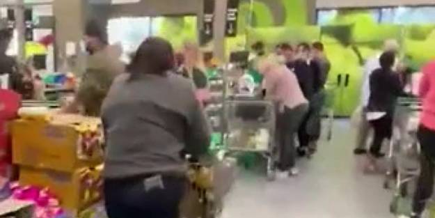 Avustralya'da kapanma öncesi marketlerde kuyruk oluştu