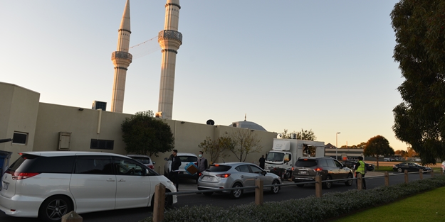 Avustralya'da Türkler'in uygulamasına yoğun ilgi! Arabalarla kuyruğa girdiler