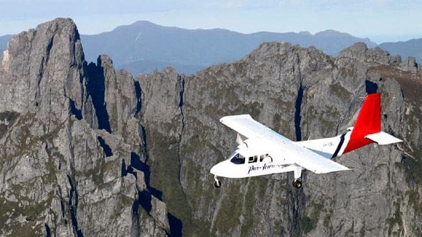 Çift motorlu uçak düştü, pilot öldü