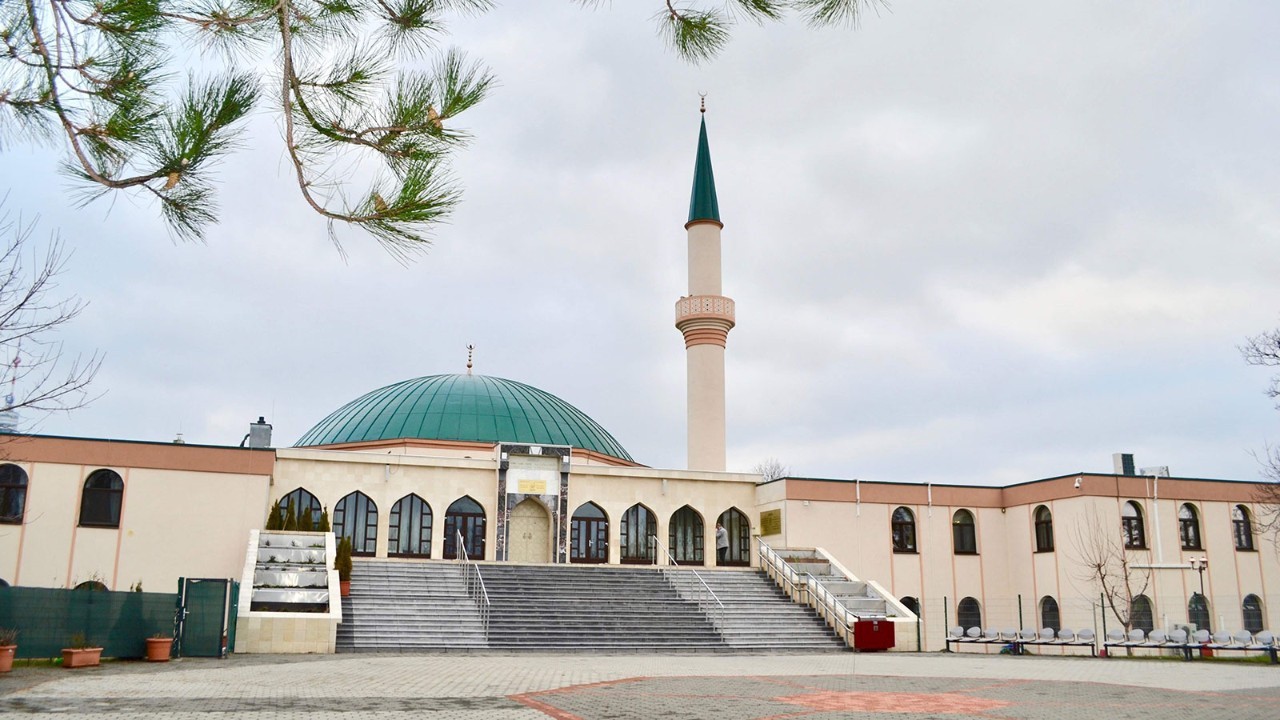 Avusturya camileri kapatacak