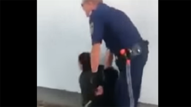 Avusturya polisi başörtüsü takan kadına saldırdı