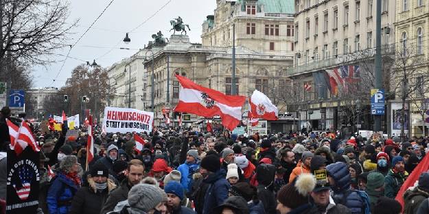 Avusturya’da Kovid-19 önlemleri protesto edildi
