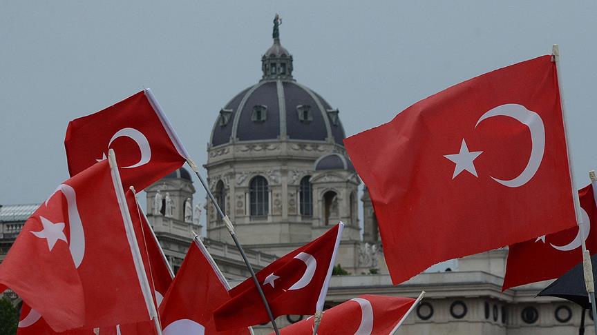 Avusturya'da şanlı Türk bayrağı gâvuru korkuttu!