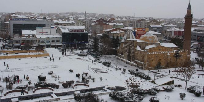12 köy yolu ile bağlantı kesildi