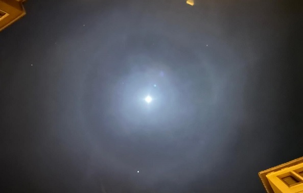 Ay halesi hayran bıraktı