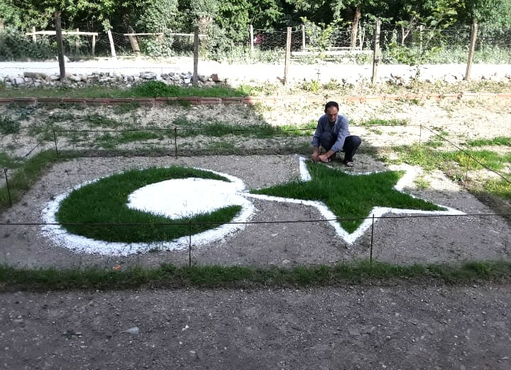 Ay-yıldız sevgisini bahçesine işledi 