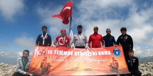 Ay yıldızlı bayrak zirvedeki yerini aldı