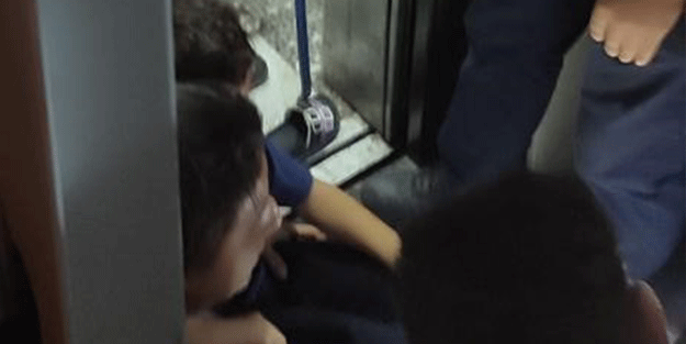 Ayağı asansöre sıkışan çocuğu itfaiye kurtardı