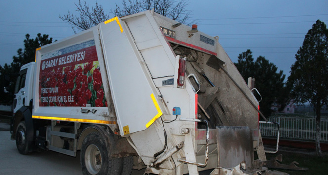 Ayağı çöp kamyonunun mekanizmasına sıkışan işçi yaralandı