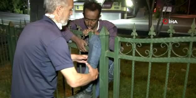 Ayağı demir korkuluklara sıkıştı! İmdadına taksiciler yetişti