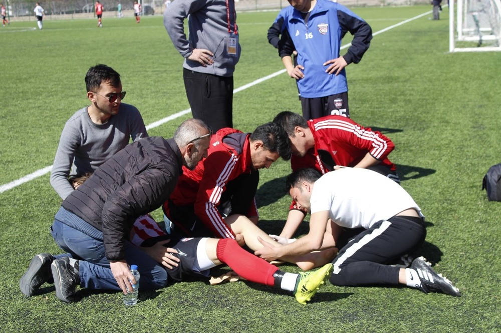 Ayağı kırılan futbolcu, sedye olmadığı için kucakta taşındı 