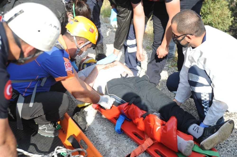 Ayağı kırılıp dağlık alanda mahsur kalan kişi kurtarıldı 