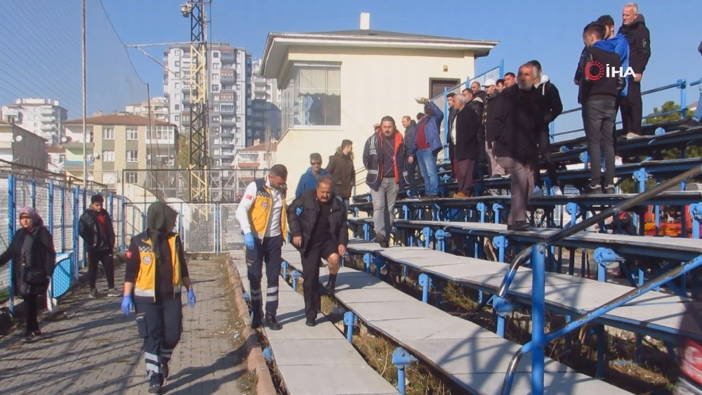 Ayağı tribüne sıkışan taraftarı itfaiye kurtardı 