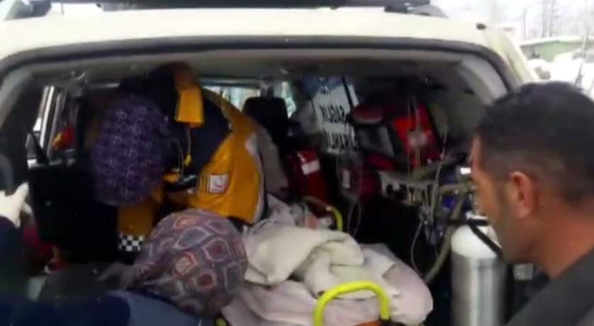 Ayağına kaynar su dökülen 2 yaşındaki çocuk kapalı köy yolunun açılmasıyla hastaneye kaldırıldı 