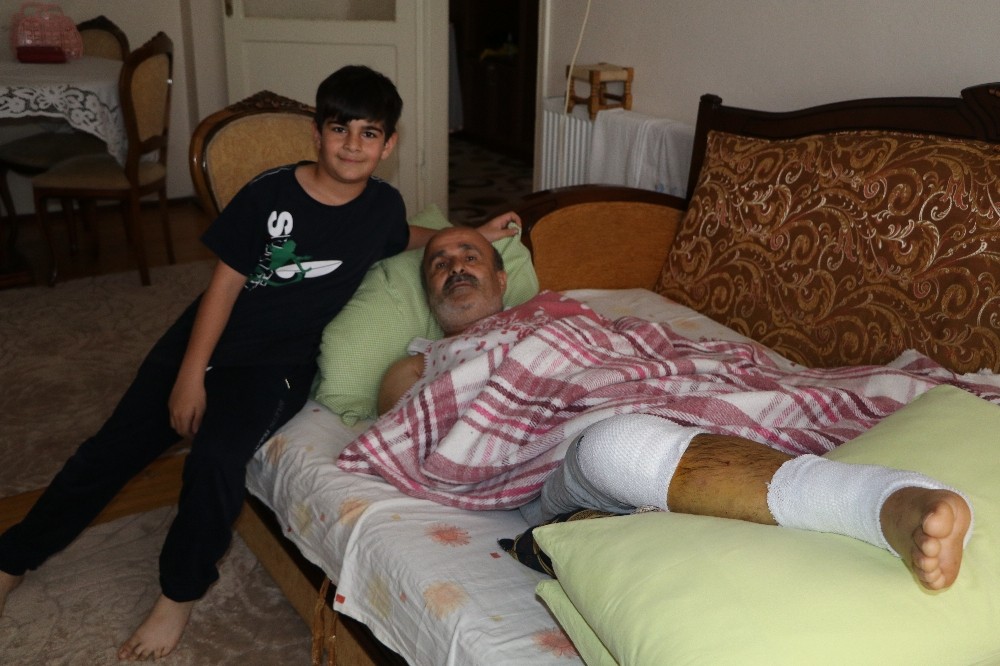 Ayağını kırdı ama vazgeçmiyor 