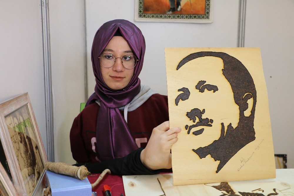 Ayağıyla yaptığı sanatını dünya çapında ilerletmek istiyor 