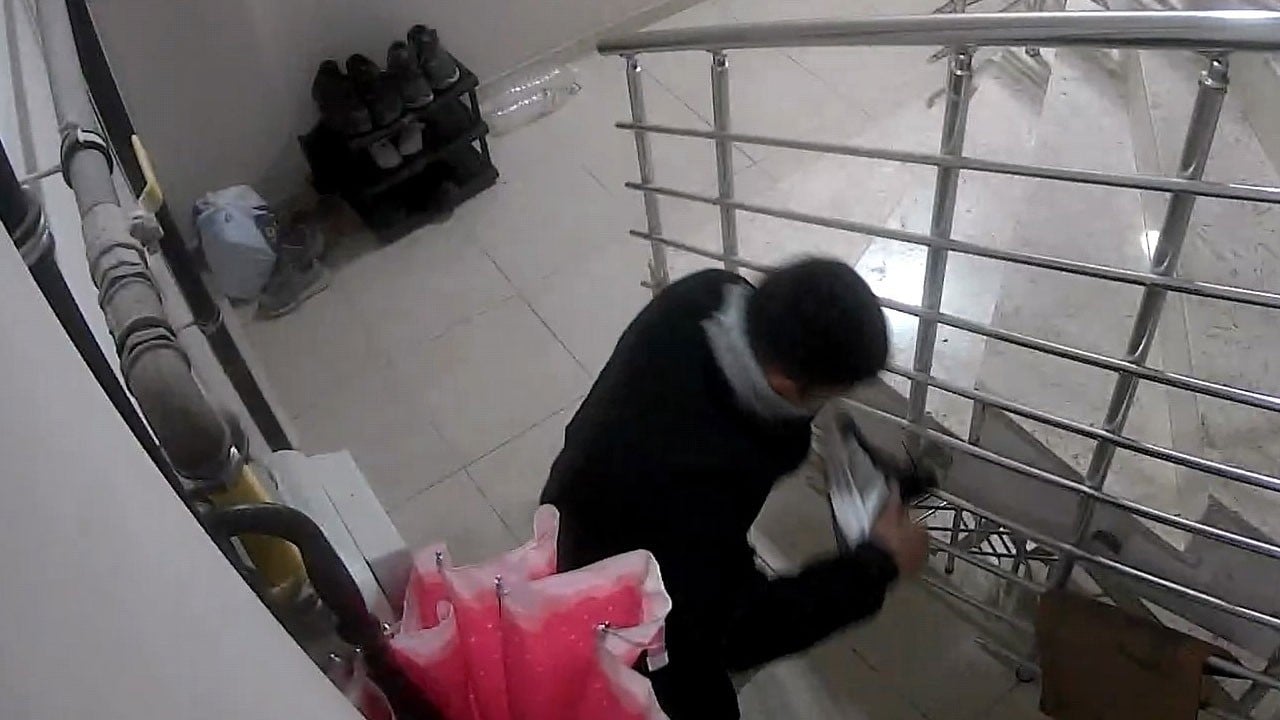 Ayakkabı hırsızı kameraya böyle yakalandı