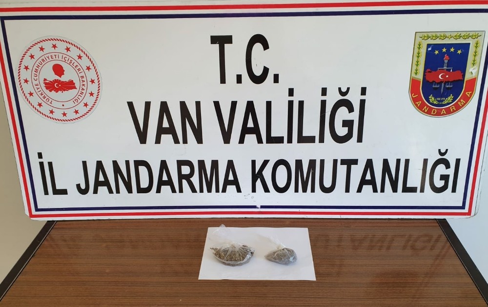 Ayakkabı keçesinin altında 52 gram eroin çıktı 