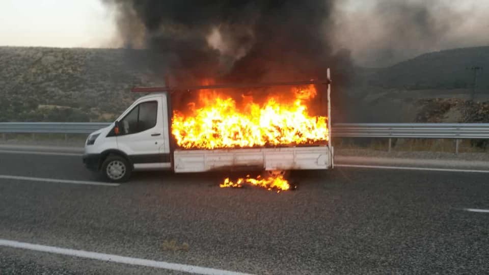 Ayakkabı yüklü kamyonet alev alev yandı 