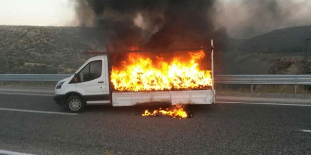 Ayakkabı yüklü kamyonet cayır cayır yandı