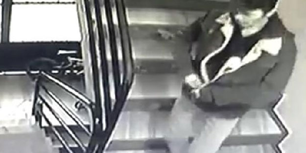 Ayakkabıları çalıp, montlarının içine sakladılar