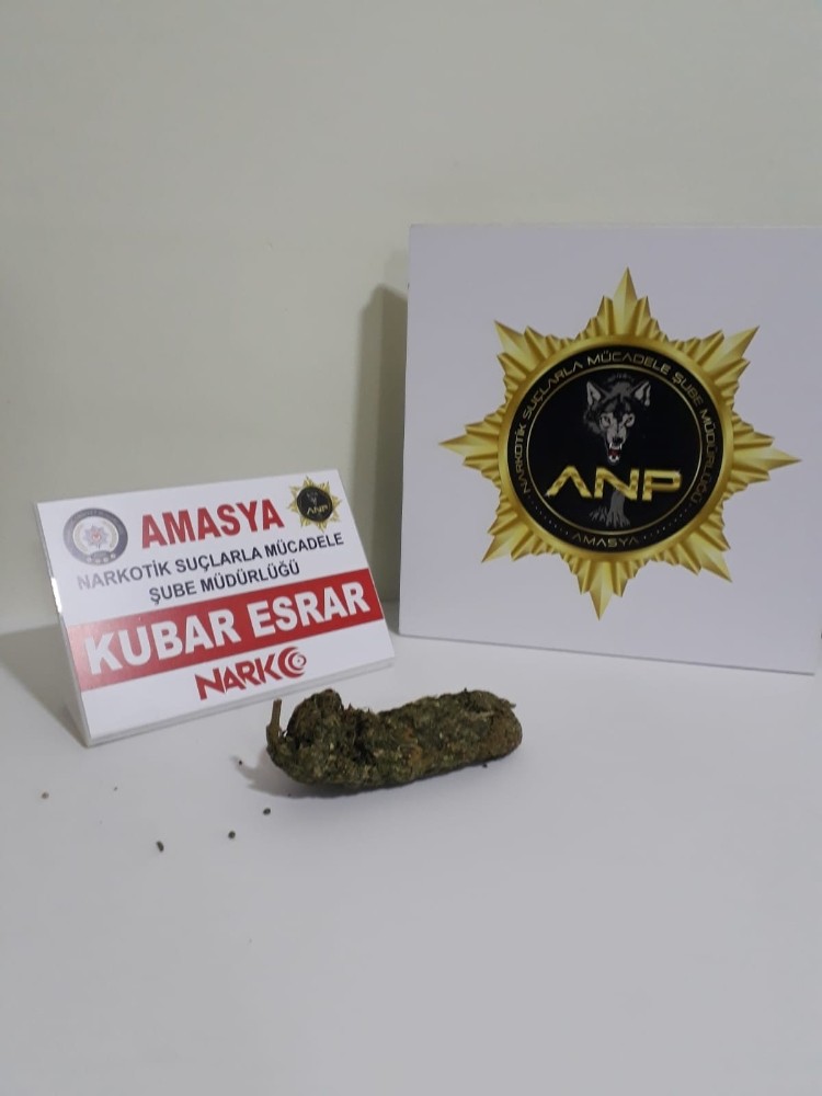 Ayakkabının içinde 100 gram esrar yakalandı 