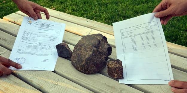 Ayaklarına takılan taşın ne olduğunu öğrenince havalara uçtular!