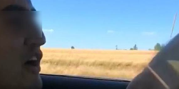 Ayaklarını camdan dışarı çıkardı, sosyal medyadan tepki yağdı