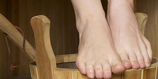 Ayaklarınızı buzlu suda bekletirseniz: Faydası var, bilseniz her akşam yaparsınız! Öyle ki resmen destek veriyor!