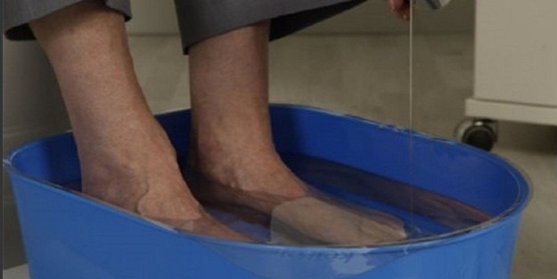 Ayaklarınızı sıcak suda bekletirseniz...