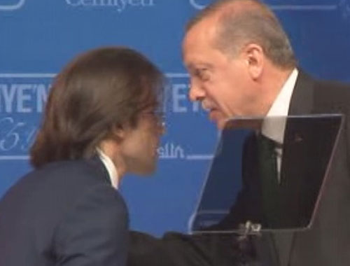 Ayakta bekleyen Cumhurbaşkanı Erdoğan'dan sunucuya uyarı