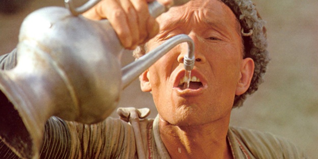 Ayakta su içmenin sağlığımıza zararı nedir?